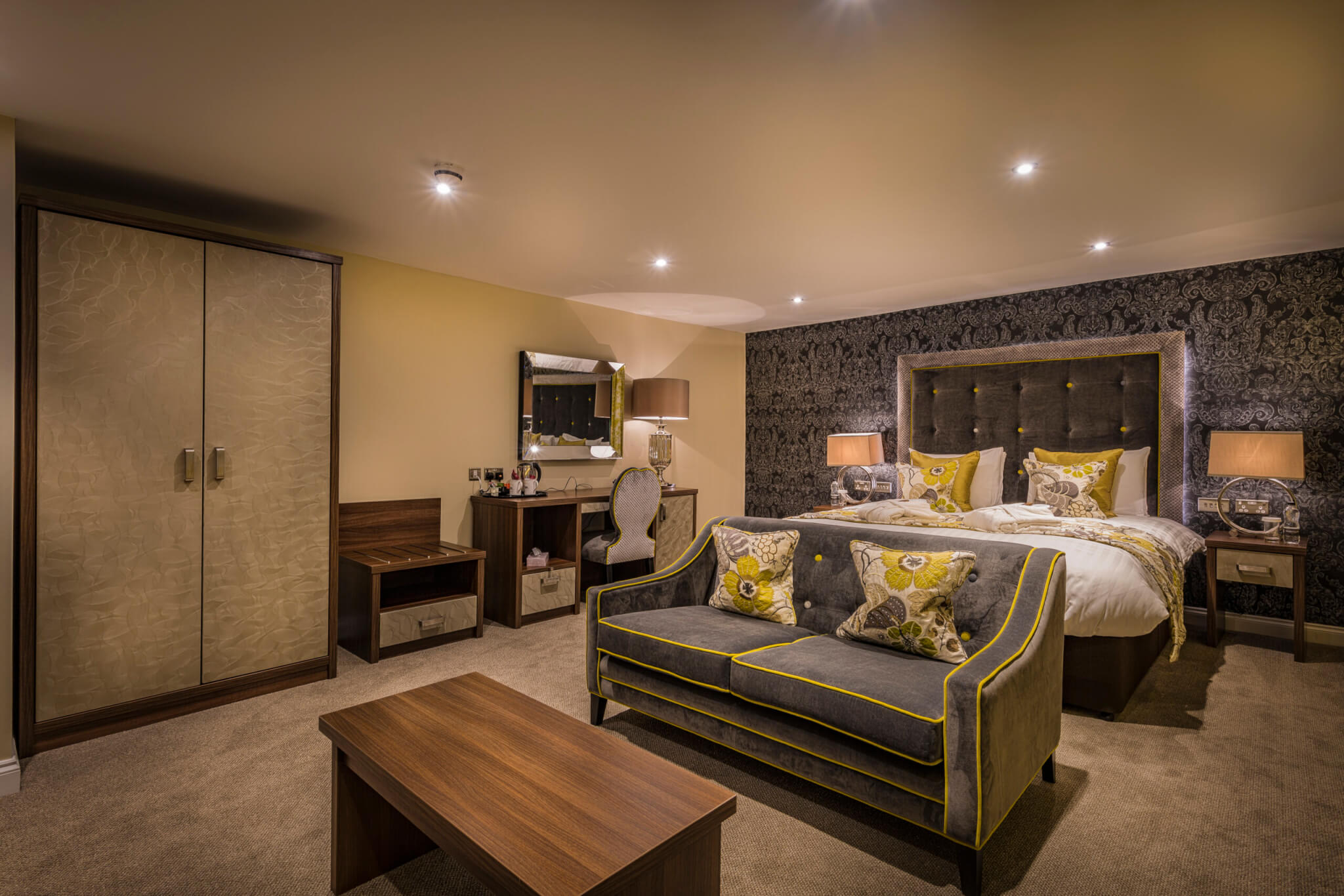 Bedroom Deluxe Double Room scaled