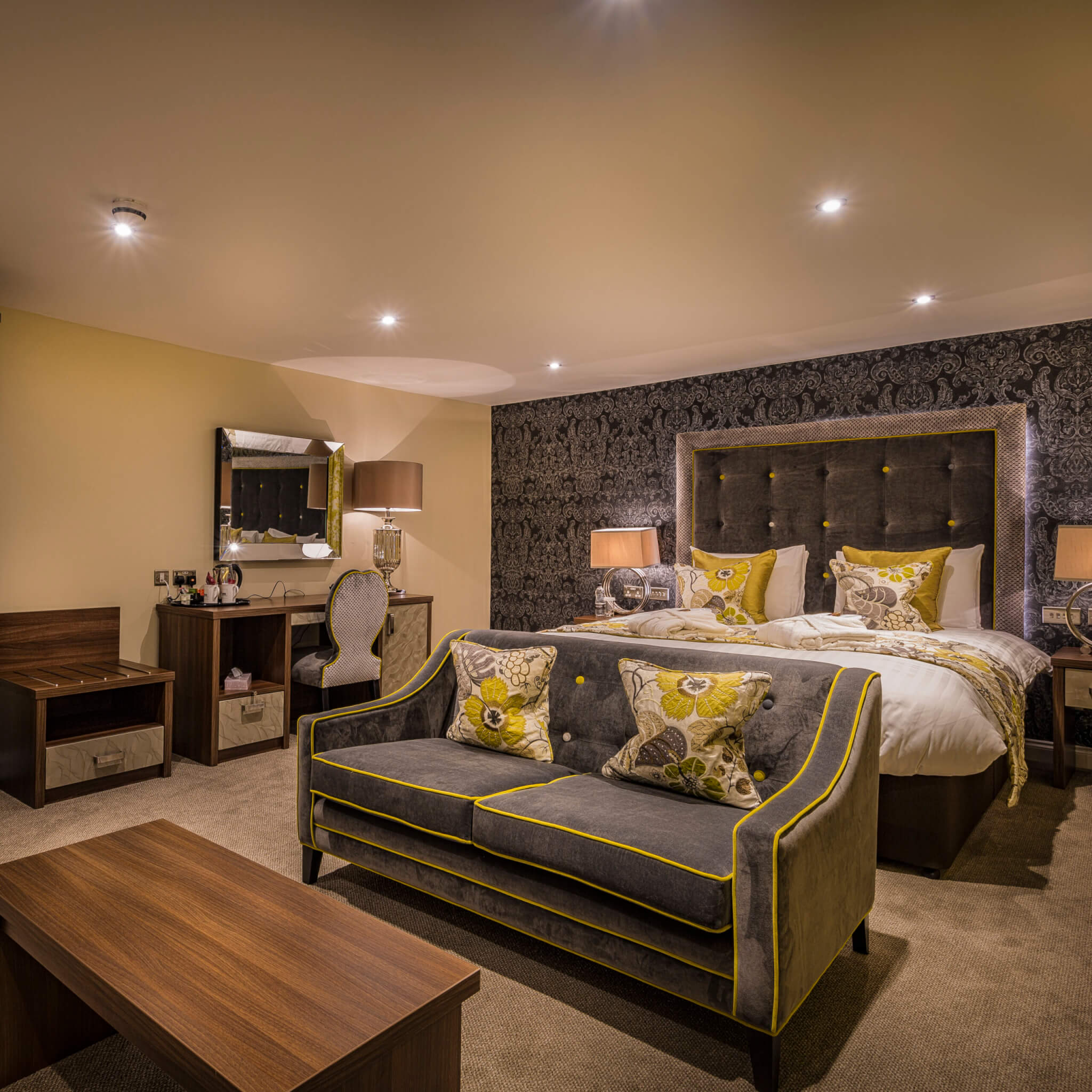 Bedroom Deluxe Double Room scaled